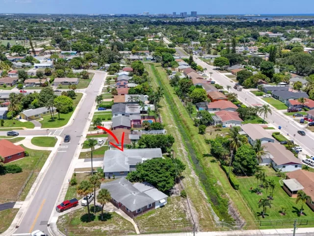 5-bedroom home for sale in West Palm Beach - 3408 Avenue H W - MondialRealty