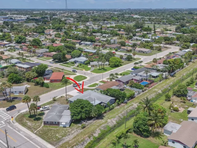 5-bedroom home for sale in West Palm Beach - 3408 Avenue H W - MondialRealty