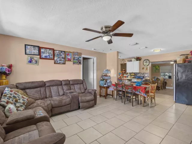 5-bedroom home for sale in West Palm Beach - 3408 Avenue H W - MondialRealty