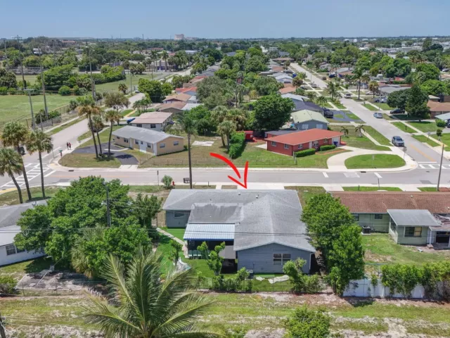 5-bedroom home for sale in West Palm Beach - 3408 Avenue H W - MondialRealty