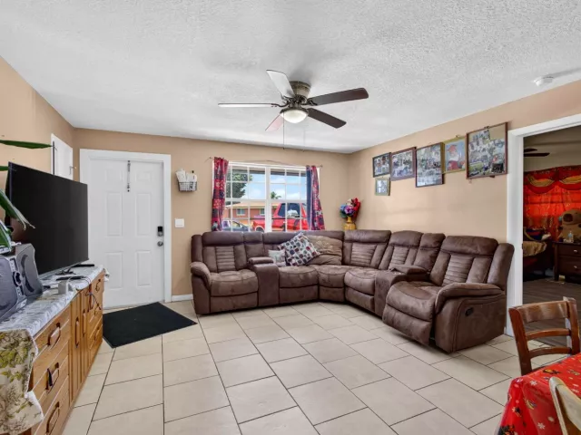 5-bedroom home for sale in West Palm Beach - 3408 Avenue H W - MondialRealty