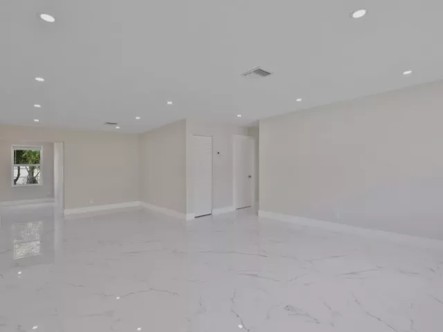 3-bedroom home for sale in West Palm Beach - 215 Evergreen Drive - MondialRealty