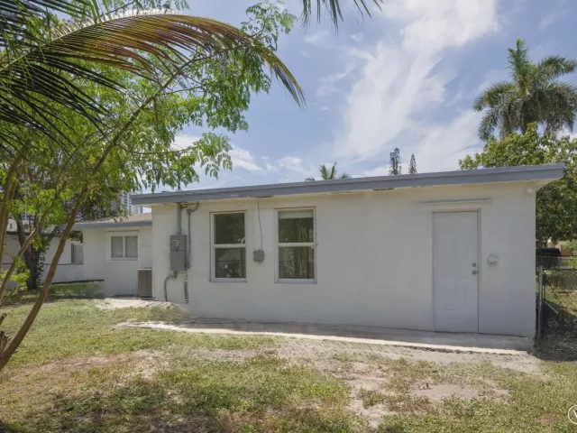 3-bedroom home for sale in West Palm Beach - 215 Evergreen Drive - MondialRealty