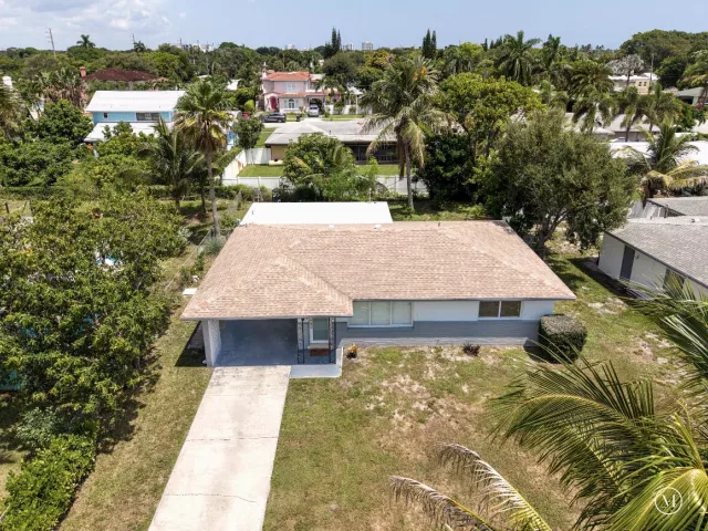 3-bedroom home for sale in West Palm Beach - 215 Evergreen Drive - MondialRealty
