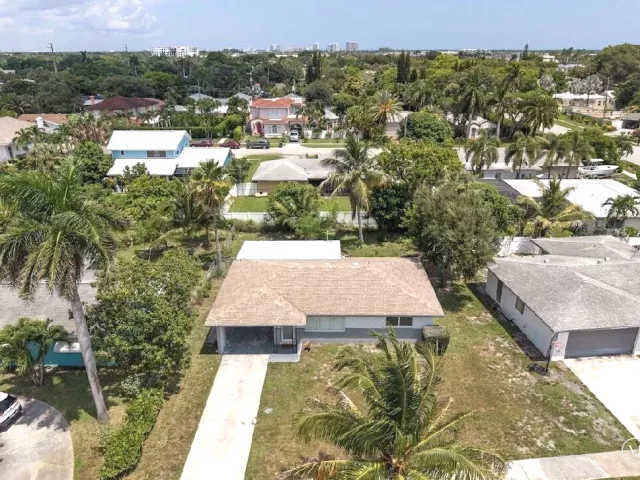 3-bedroom home for sale in West Palm Beach - 215 Evergreen Drive - MondialRealty