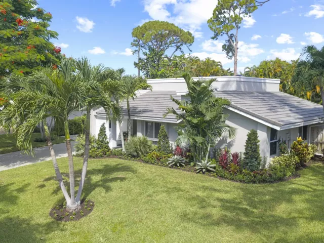 3-bedroom home for sale in Delray Beach - 824 Foxpointe Circle - MondialRealty