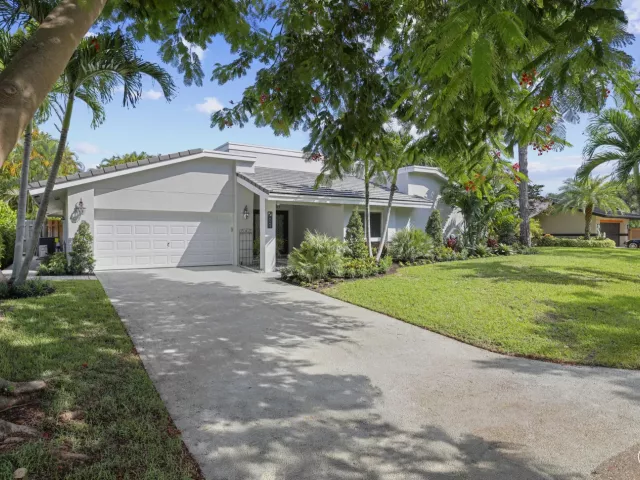 3-bedroom home for sale in Delray Beach - 824 Foxpointe Circle - MondialRealty