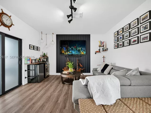 3-bedroom home for sale in Doral - 4256 NW 83rd Ave - MondialRealty