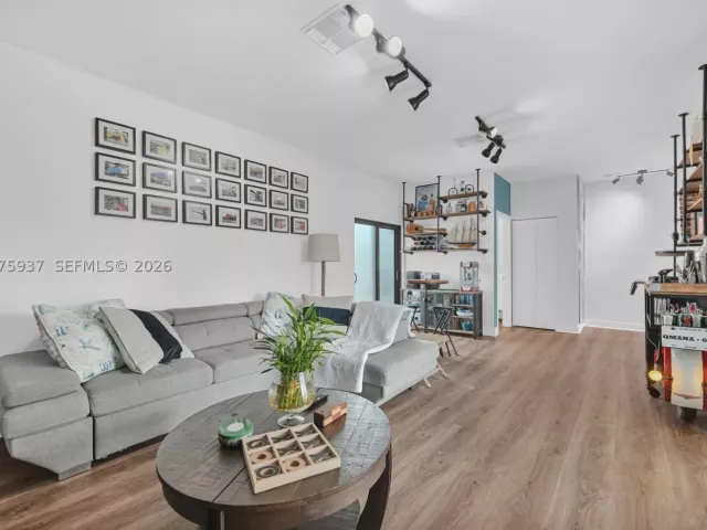 3-bedroom home for sale in Doral - 4256 NW 83rd Ave - MondialRealty