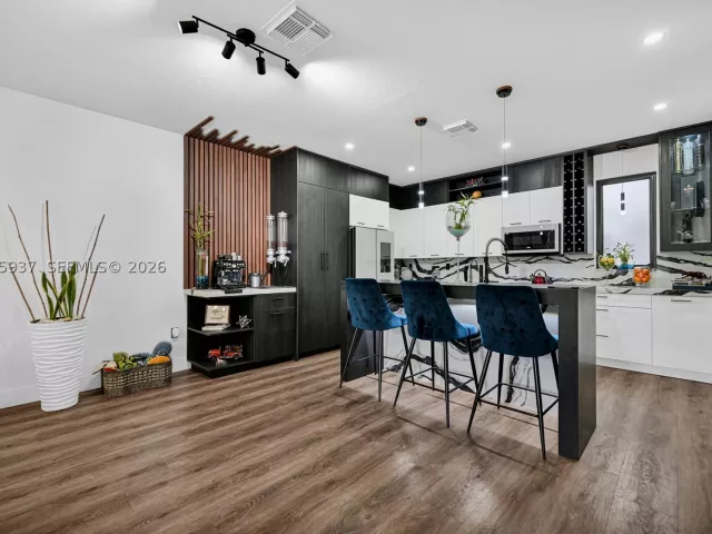 3-bedroom home for sale in Doral - 4256 NW 83rd Ave - MondialRealty