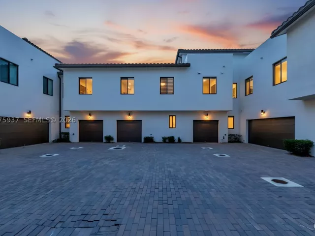 3-bedroom home for sale in Doral - 4256 NW 83rd Ave - MondialRealty