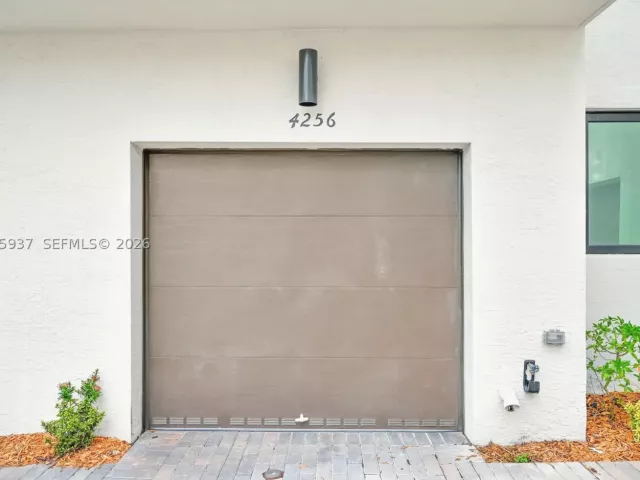 3-bedroom home for sale in Doral - 4256 NW 83rd Ave - MondialRealty