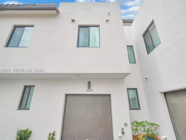 3-bedroom home for sale in Doral - 4256 NW 83rd Ave - MondialRealty