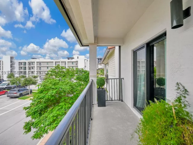 3-bedroom home for sale in Doral - 4256 NW 83rd Ave - MondialRealty