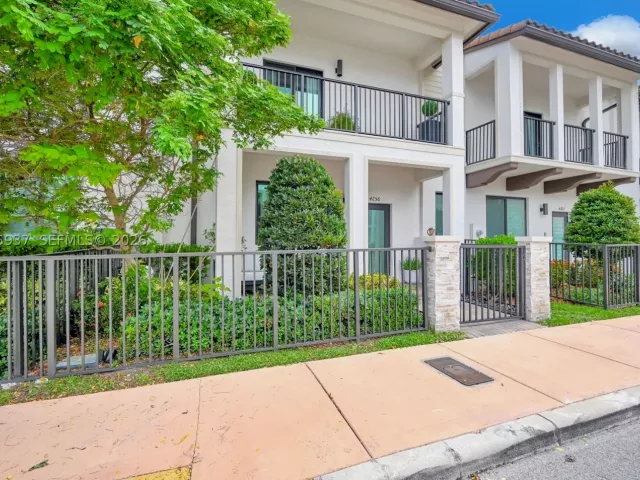 3-bedroom home for sale in Doral - 4256 NW 83rd Ave - MondialRealty