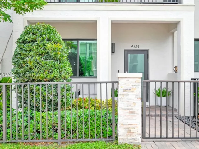 3-bedroom home for sale in Doral - 4256 NW 83rd Ave - MondialRealty