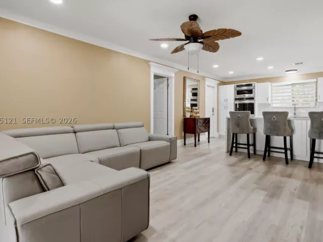 4-bedroom home for sale in Pembroke Pines - 6620 SW 6th St - MondialRealty