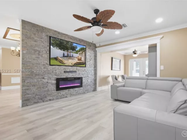 4-bedroom home for sale in Pembroke Pines - 6620 SW 6th St - MondialRealty