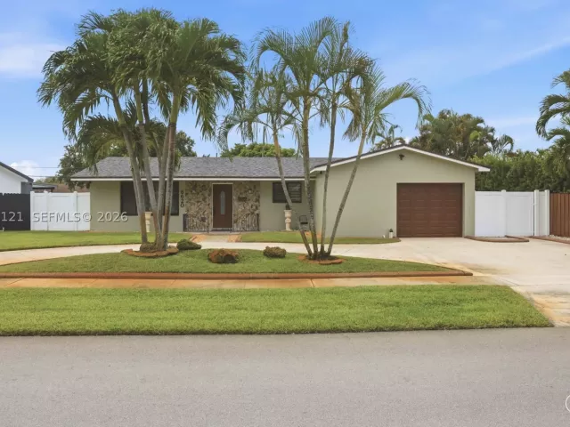 4-bedroom home for sale in Pembroke Pines - 6620 SW 6th St - MondialRealty