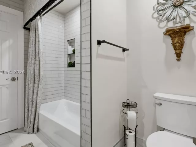 4-bedroom home for sale in Pembroke Pines - 6620 SW 6th St - MondialRealty