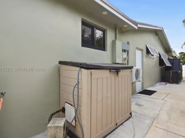 4-bedroom home for sale in Pembroke Pines - 6620 SW 6th St - MondialRealty
