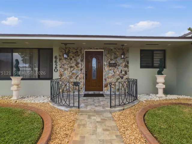 4-bedroom home for sale in Pembroke Pines - 6620 SW 6th St - MondialRealty