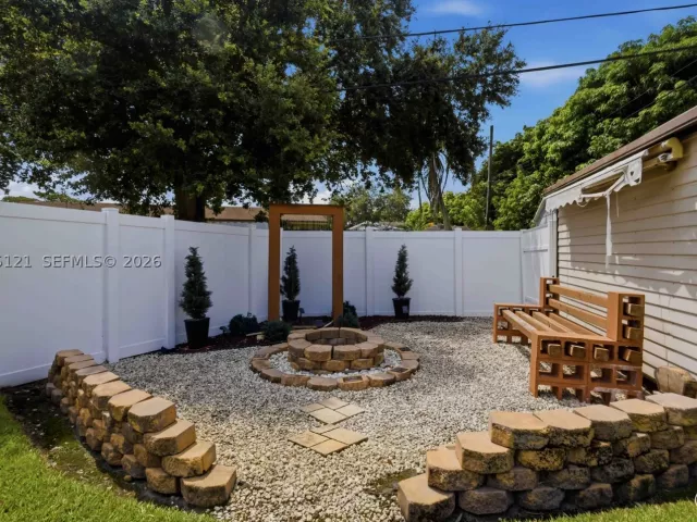 4-bedroom home for sale in Pembroke Pines - 6620 SW 6th St - MondialRealty