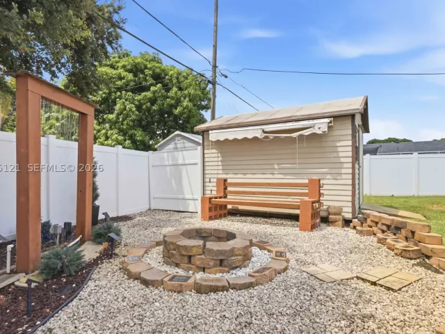 4-bedroom home for sale in Pembroke Pines - 6620 SW 6th St - MondialRealty