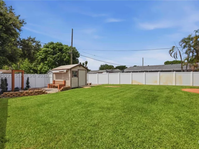 4-bedroom home for sale in Pembroke Pines - 6620 SW 6th St - MondialRealty