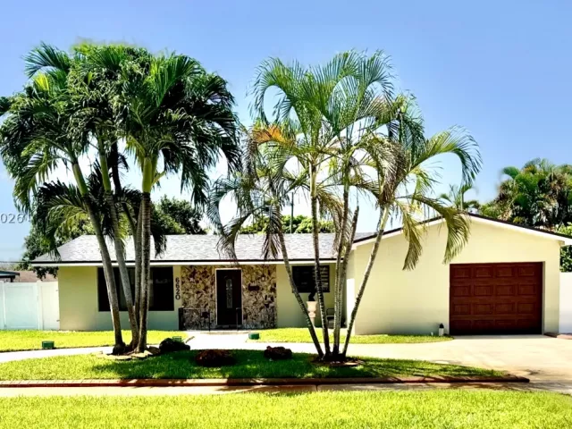 4-bedroom home for sale in Pembroke Pines - 6620 SW 6th St - MondialRealty