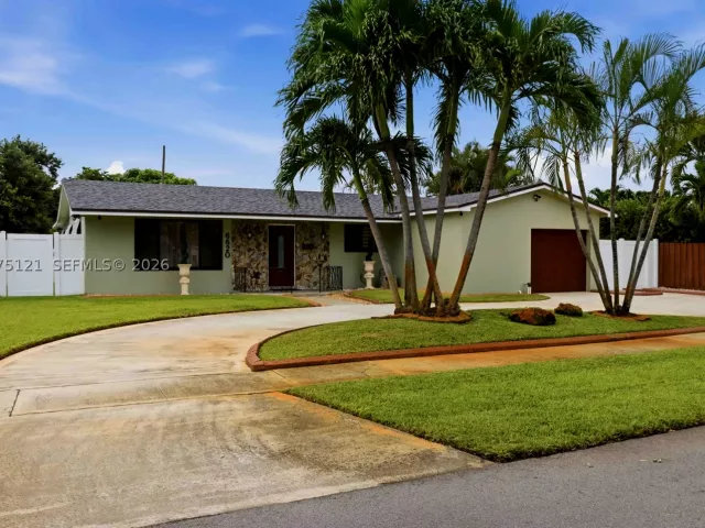 4-bedroom home for sale in Pembroke Pines - 6620 SW 6th St - MondialRealty