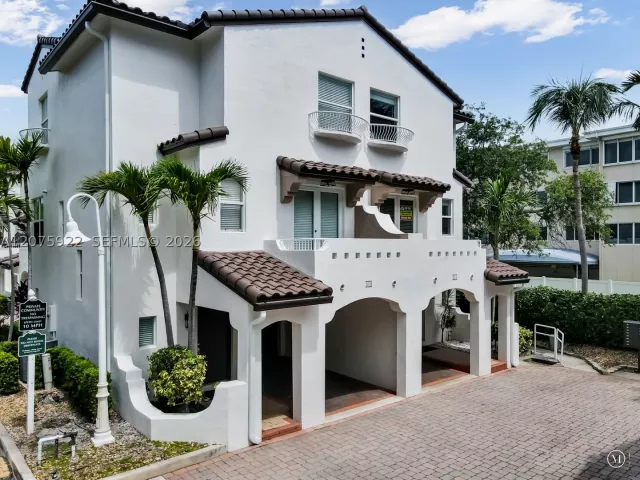 2-bedroom home for sale in Lauderdale By The Sea - 2005 Ocean Walk ter - MondialRealty