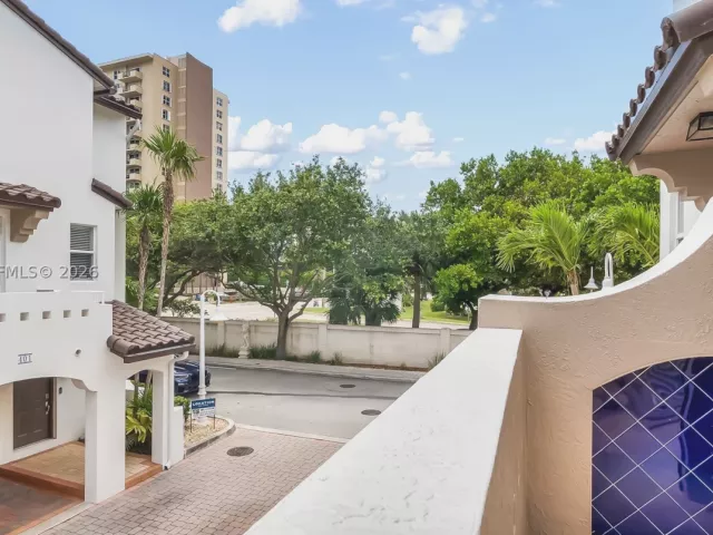 2-bedroom home for sale in Lauderdale By The Sea - 2005 Ocean Walk ter - MondialRealty