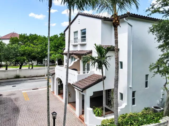2-bedroom home for sale in Lauderdale By The Sea - 2005 Ocean Walk ter - MondialRealty