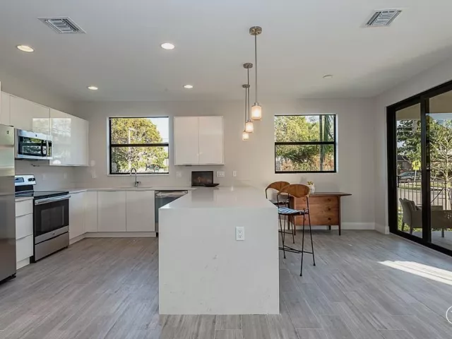 3-bedroom home for rent in Fort Lauderdale - 1101 NE 3RD Avenue - MondialRealty