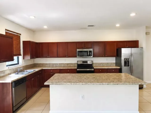 5-bedroom home for rent in Homestead - 191 SE 35th Ave - MondialRealty