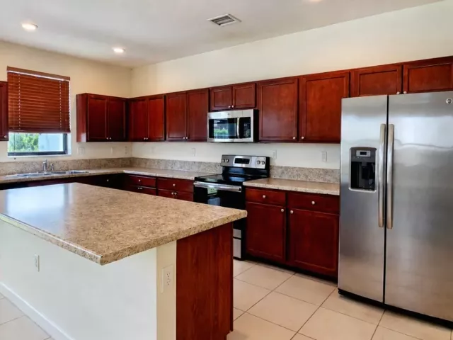 5-bedroom home for rent in Homestead - 191 SE 35th Ave - MondialRealty