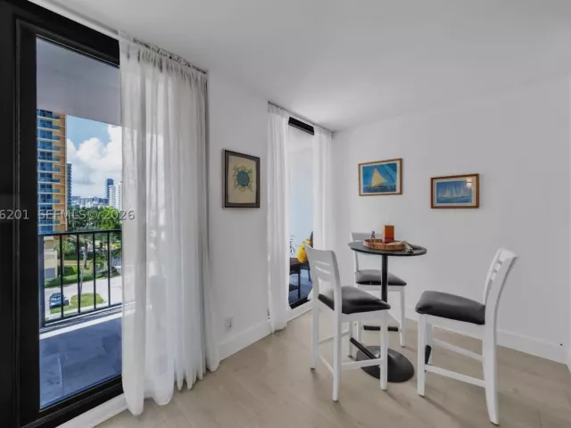 2-bedroom condo for rent in Hollywood - 2401 S Ocean Dr 507 - MondialRealty