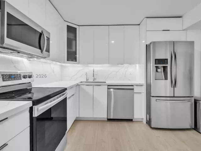 2-bedroom condo for rent in Hollywood - 2401 S Ocean Dr 507 - MondialRealty