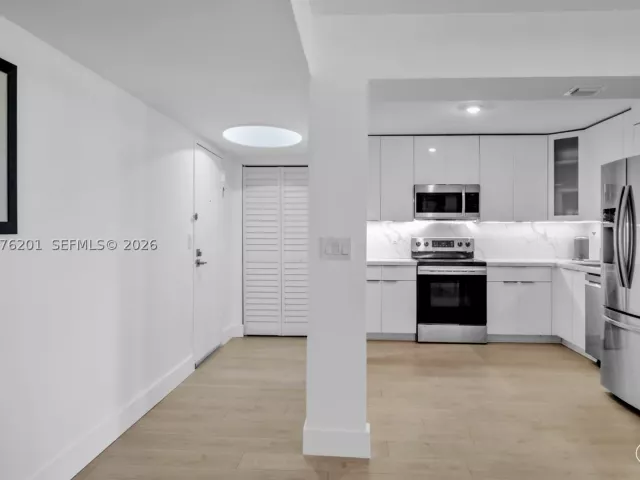 2-bedroom condo for rent in Hollywood - 2401 S Ocean Dr 507 - MondialRealty