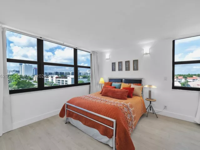 2-bedroom condo for rent in Hollywood - 2401 S Ocean Dr 507 - MondialRealty