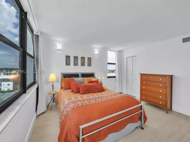 2-bedroom condo for rent in Hollywood - 2401 S Ocean Dr 507 - MondialRealty