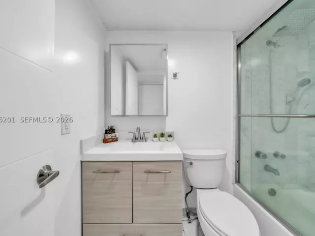 2-bedroom condo for rent in Hollywood - 2401 S Ocean Dr 507 - MondialRealty