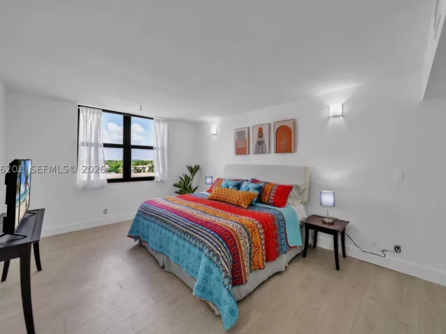 2-bedroom condo for rent in Hollywood - 2401 S Ocean Dr 507 - MondialRealty