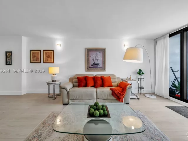 2-bedroom condo for rent in Hollywood - 2401 S Ocean Dr 507 - MondialRealty