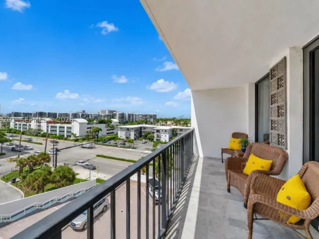 2-bedroom condo for rent in Hollywood - 2401 S Ocean Dr 507 - MondialRealty