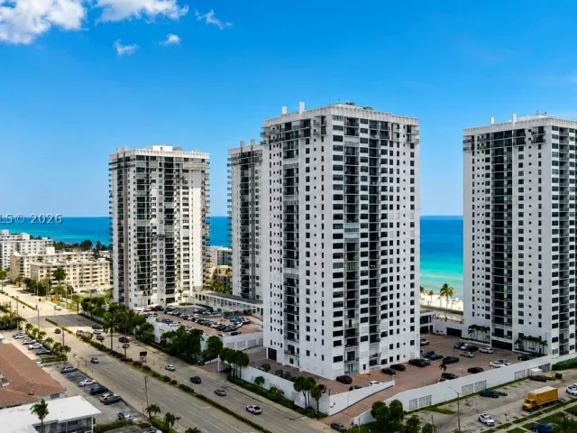 2-bedroom condo for rent in Hollywood - 2401 S Ocean Dr 507 - MondialRealty