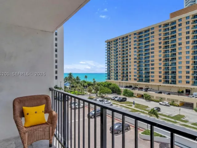 2-bedroom condo for rent in Hollywood - 2401 S Ocean Dr 507 - MondialRealty