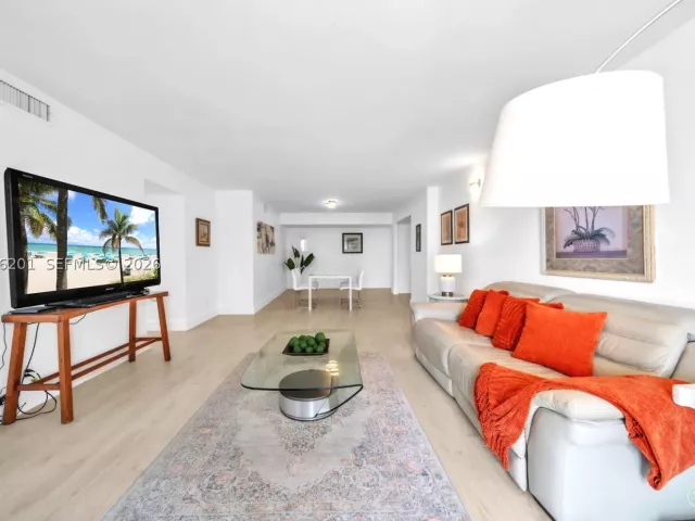 2-bedroom condo for rent in Hollywood - 2401 S Ocean Dr 507 - MondialRealty