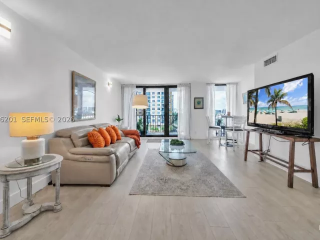 2-bedroom condo for rent in Hollywood - 2401 S Ocean Dr 507 - MondialRealty